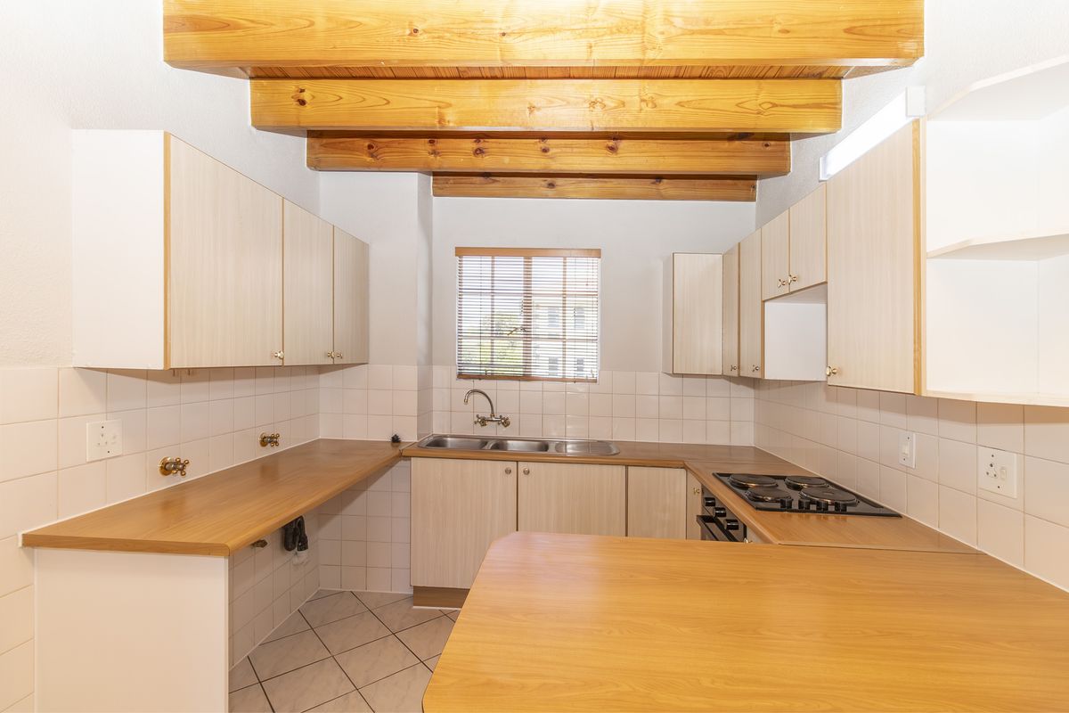 Sought after complex - light Filled 2-Bedroom, 2-Bath Loft Apartment with Great Upgrade Potential - Photo 3