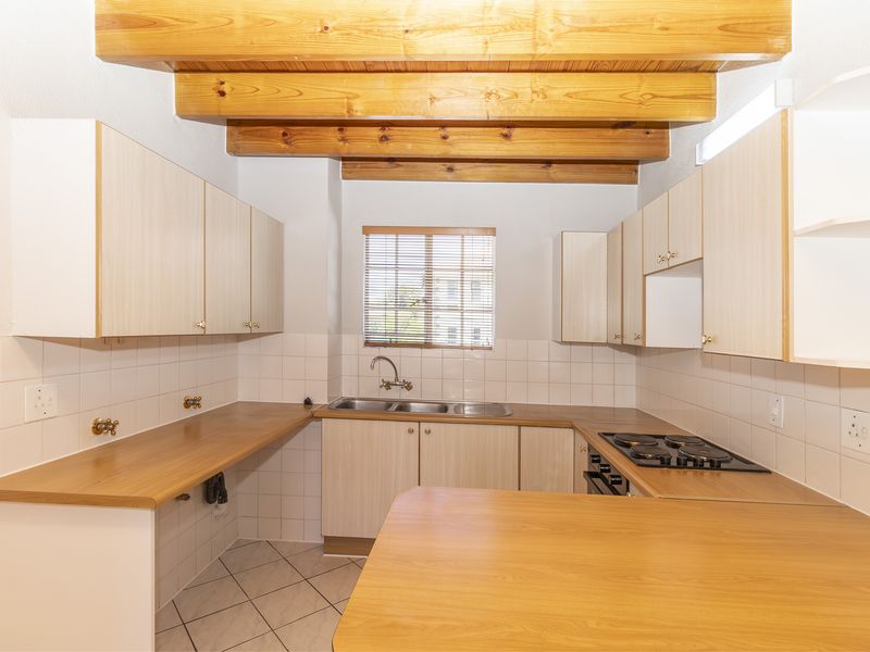 Sought after complex - light Filled 2-Bedroom, 2-Bath Loft Apartment with Great Upgrade Potential - Photo 3