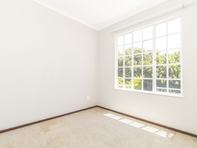 Sought after complex - light Filled 2-Bedroom, 2-Bath Loft Apartment with Great Upgrade Potential - Photo 10