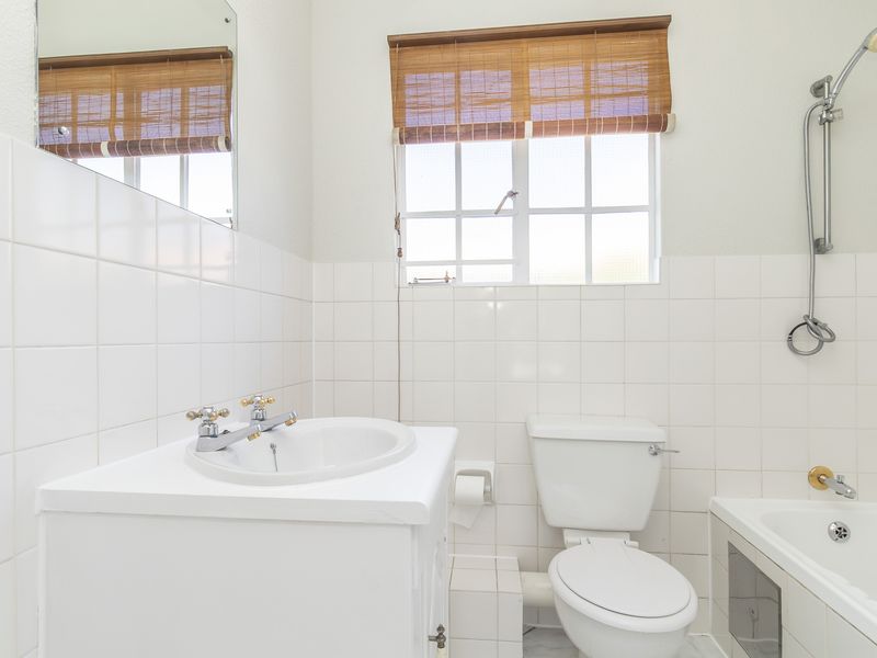 Sought after complex - light Filled 2-Bedroom, 2-Bath Loft Apartment with Great Upgrade Potential - Photo 9