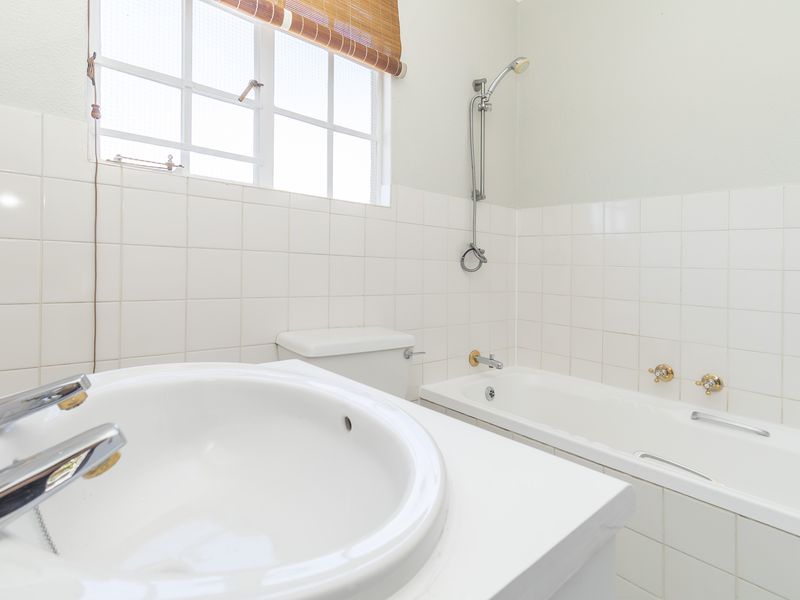 Sought after complex - light Filled 2-Bedroom, 2-Bath Loft Apartment with Great Upgrade Potential - Photo 8