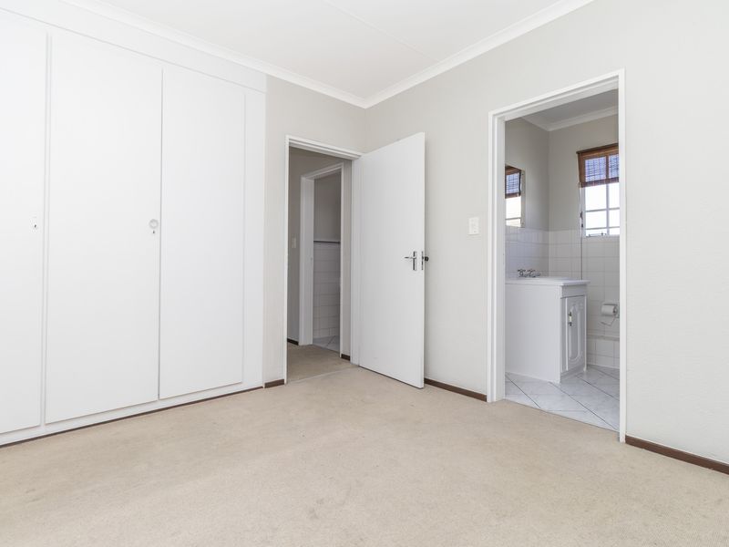 Sought after complex - light Filled 2-Bedroom, 2-Bath Loft Apartment with Great Upgrade Potential - Photo 6