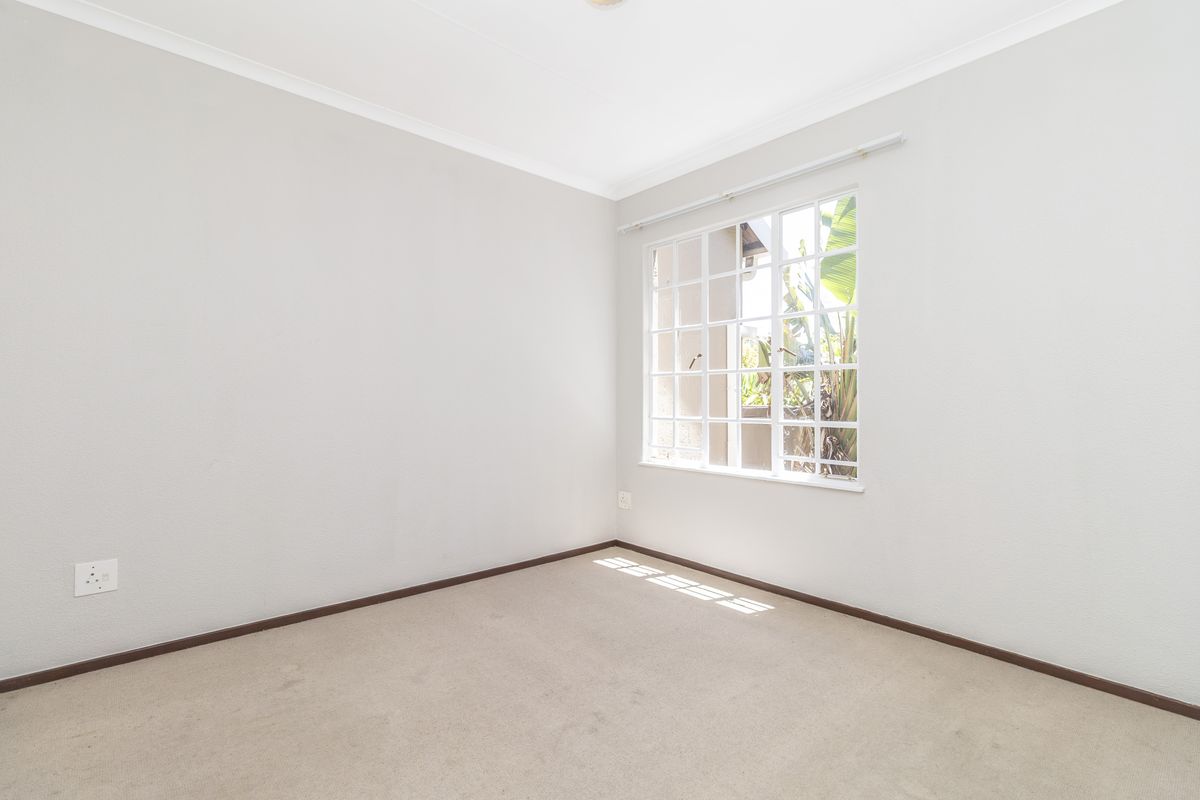 Sought after complex - light Filled 2-Bedroom, 2-Bath Loft Apartment with Great Upgrade Potential - Photo 5