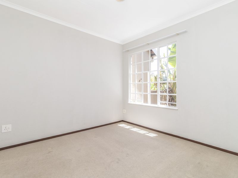 Sought after complex - light Filled 2-Bedroom, 2-Bath Loft Apartment with Great Upgrade Potential - Photo 5