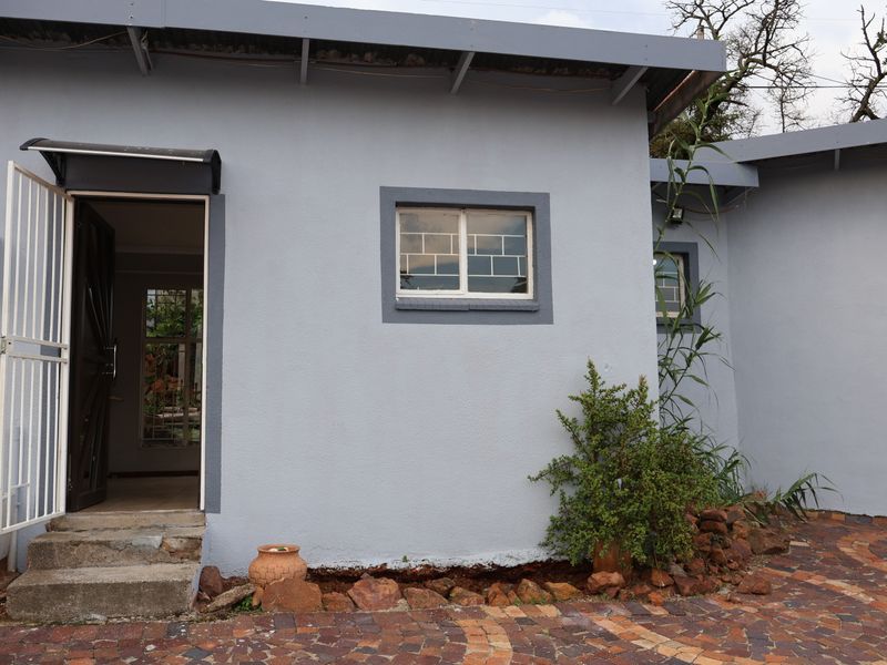 Charming One-Bedroom Garden Cottage - Photo 2