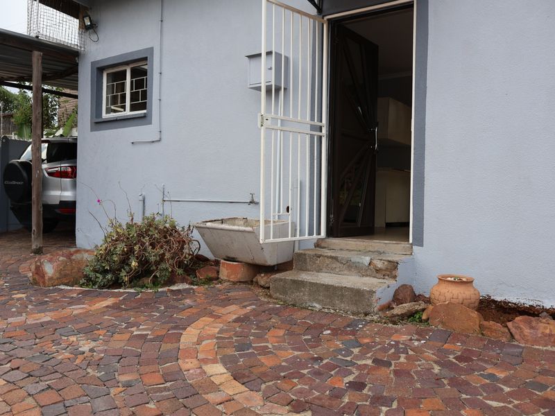 Charming One-Bedroom Garden Cottage - Photo 3