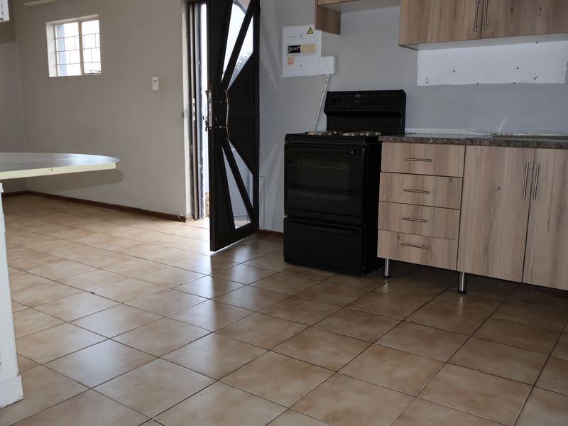 Charming One-Bedroom Garden Cottage - Photo 5