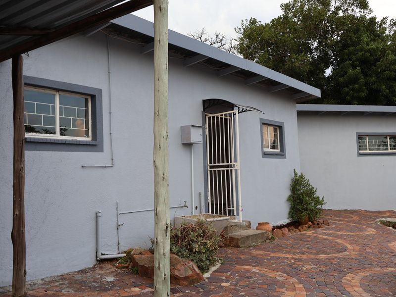 Charming One-Bedroom Garden Cottage - Photo 4