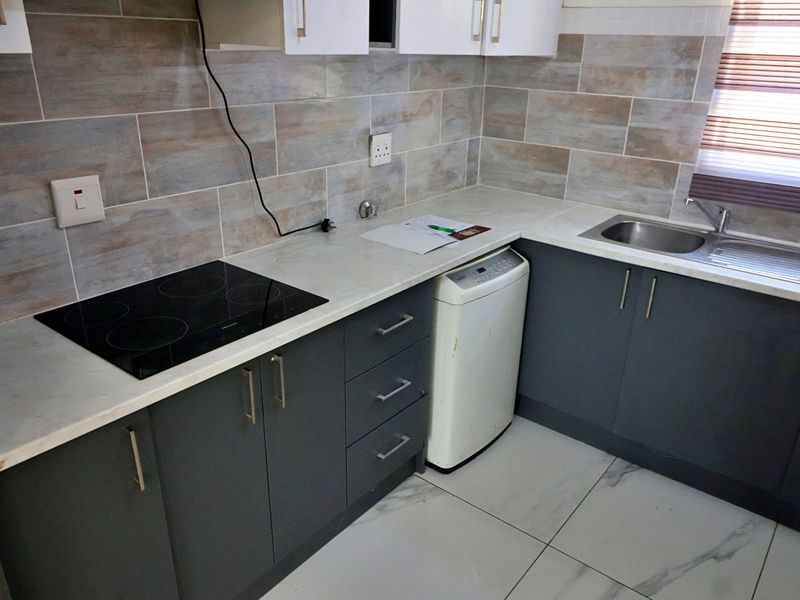 Charming 1-Bedroom Cluster in Secure Complex – Move-In Ready! - Photo 2