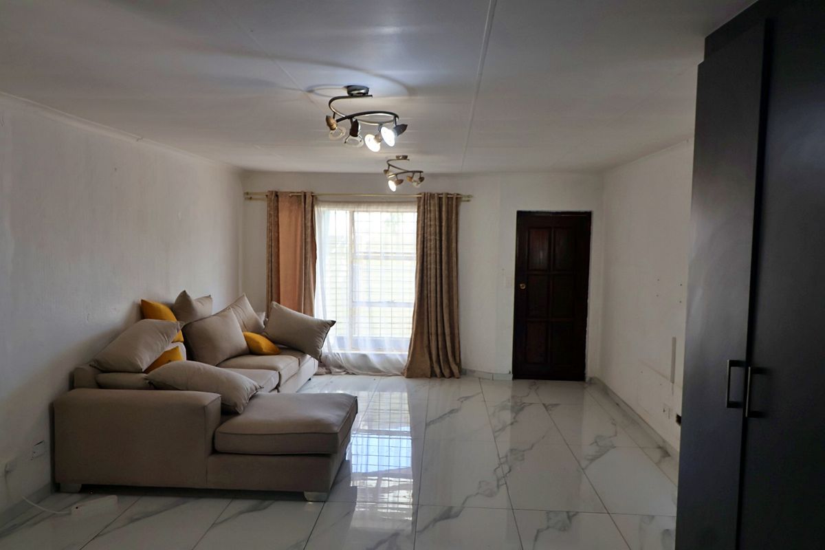 Charming 1-Bedroom Cluster in Secure Complex – Move-In Ready! - Photo 5