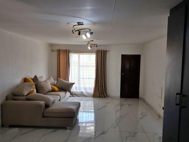 Charming 1-Bedroom Cluster in Secure Complex – Move-In Ready! - Photo 5