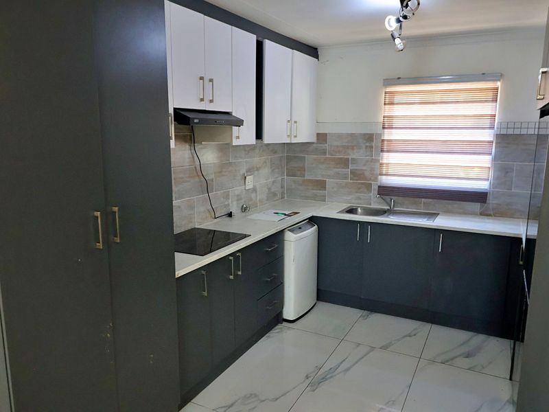 Charming 1-Bedroom Cluster in Secure Complex – Move-In Ready! - Photo 6