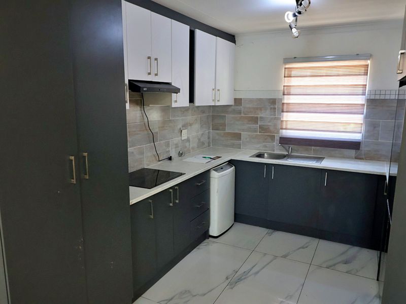 Charming 1-Bedroom Cluster in Secure Complex – Move-In Ready! - Photo 3