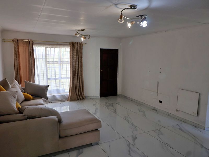 Charming 1-Bedroom Cluster in Secure Complex – Move-In Ready! - Photo 4