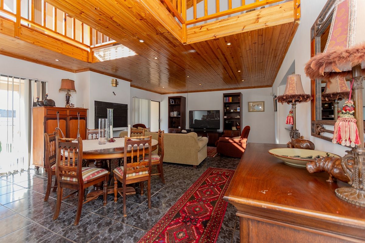 Comfortable Coastal Living with Character in Country Club - Photo 3