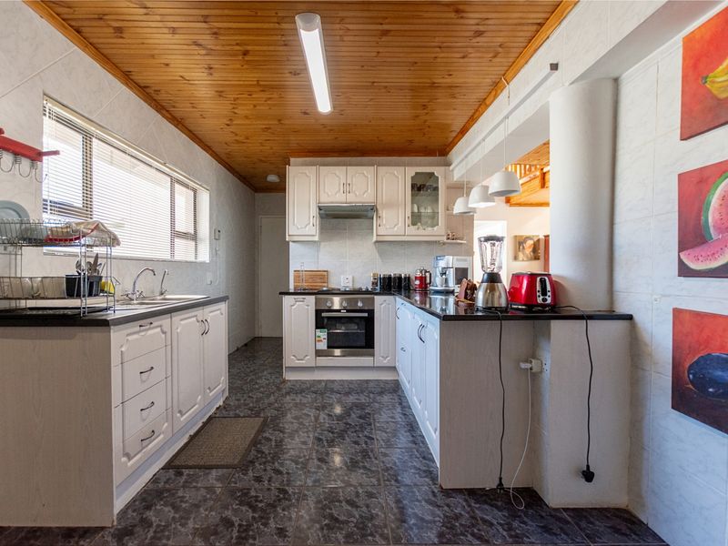 Comfortable Coastal Living with Character in Country Club - Photo 8