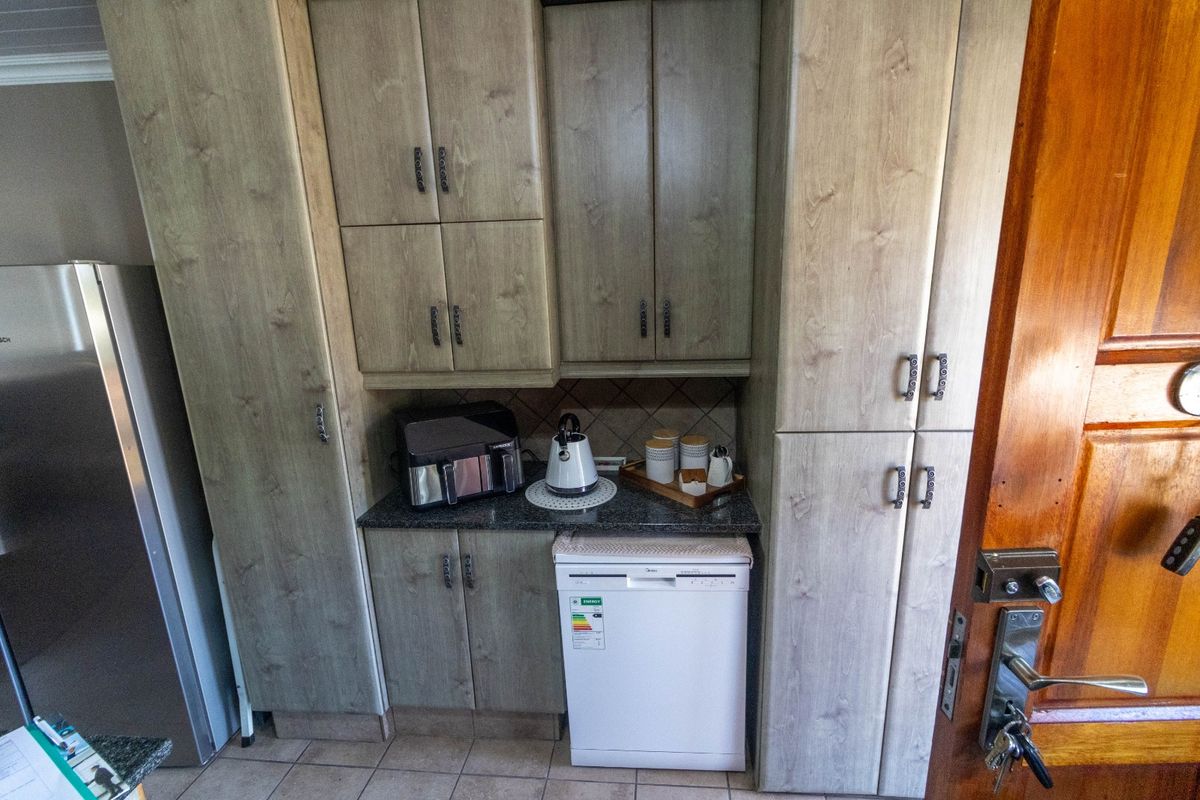 Stunning Modern 3-Bedroom Apartment - Photo 4