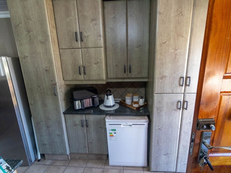 Stunning Modern 3-Bedroom Apartment - Photo 4