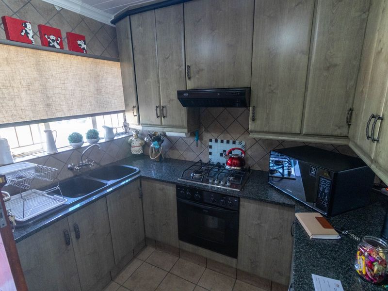 Stunning Modern 3-Bedroom Apartment - Photo 3