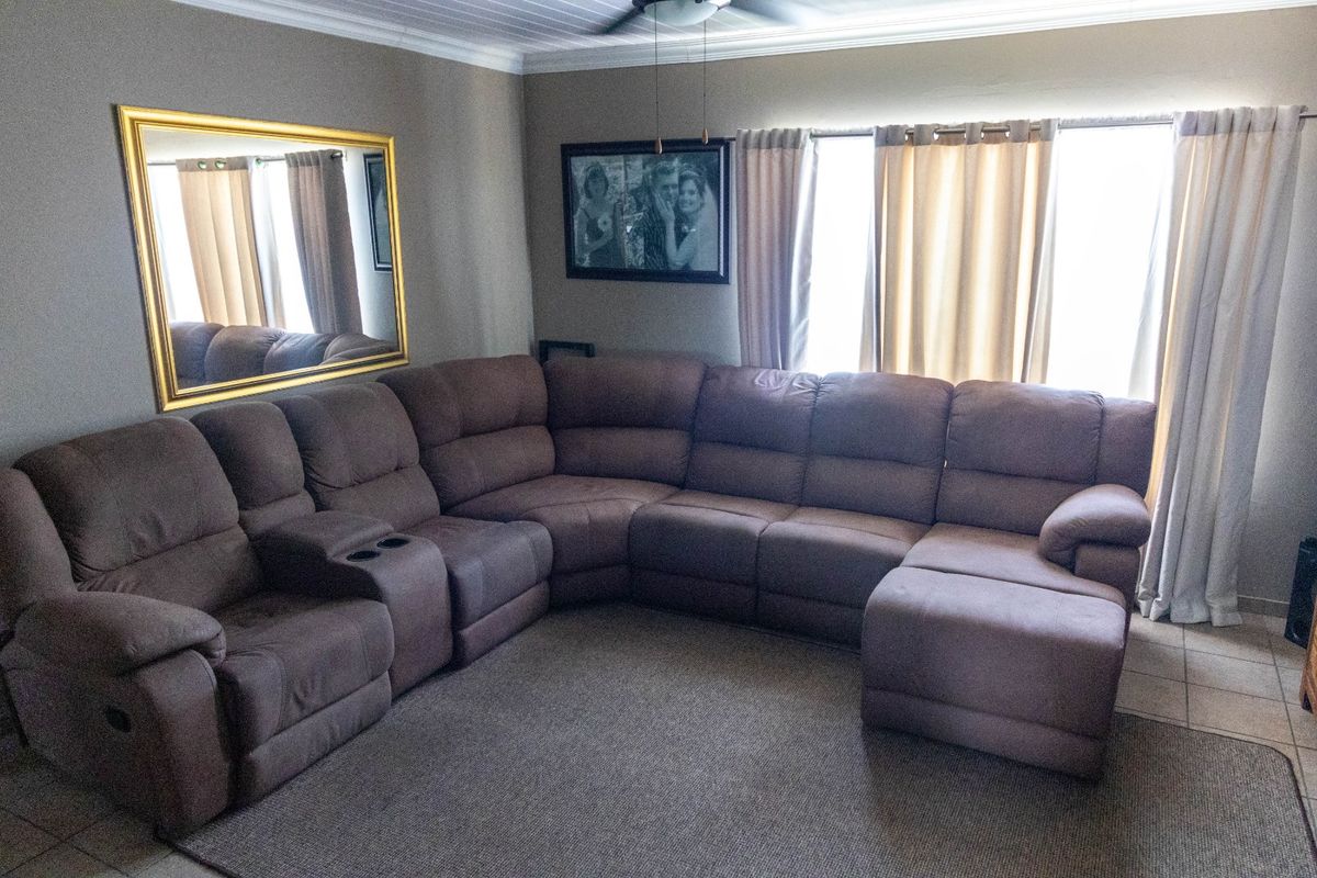 Stunning Modern 3-Bedroom Apartment - Photo 2