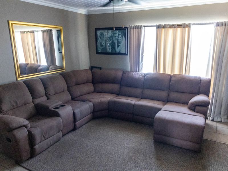 Stunning Modern 3-Bedroom Apartment - Photo 2