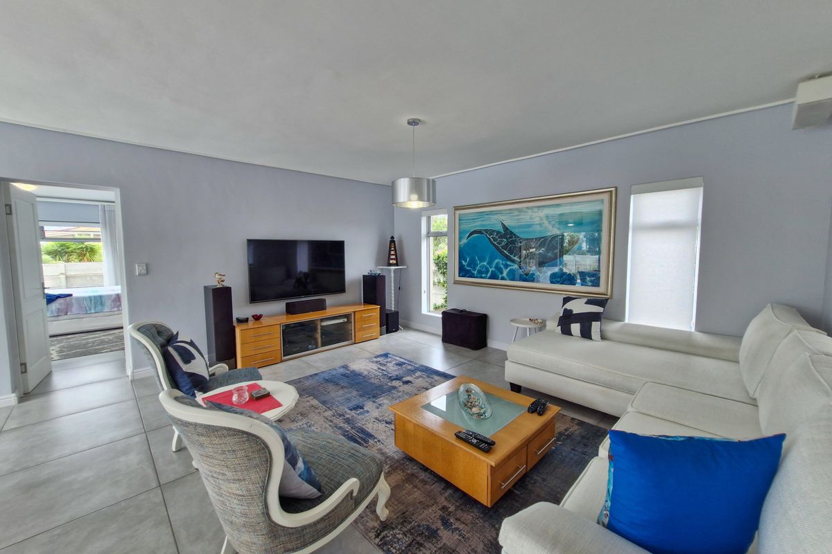 Modern home with Quality Finishes - Photo 2