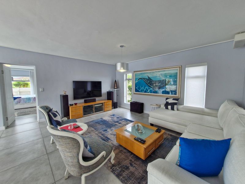 Modern home with Quality Finishes - Photo 2