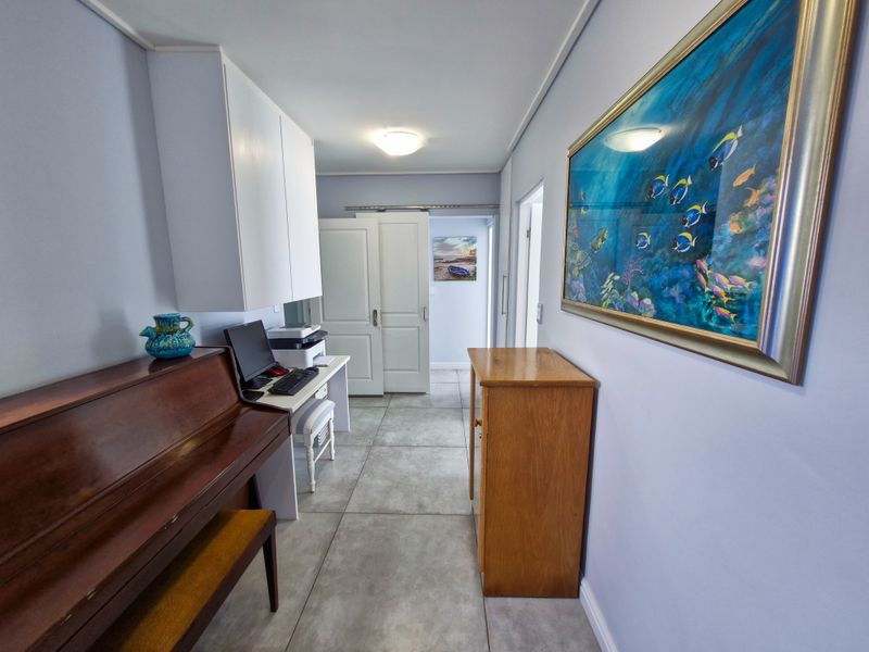 Modern home with Quality Finishes - Photo 10