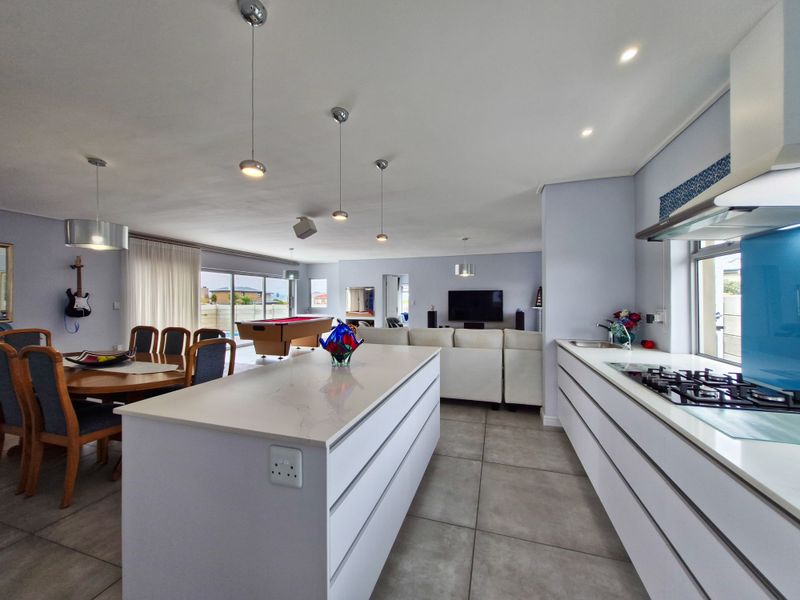 Modern home with Quality Finishes - Photo 7