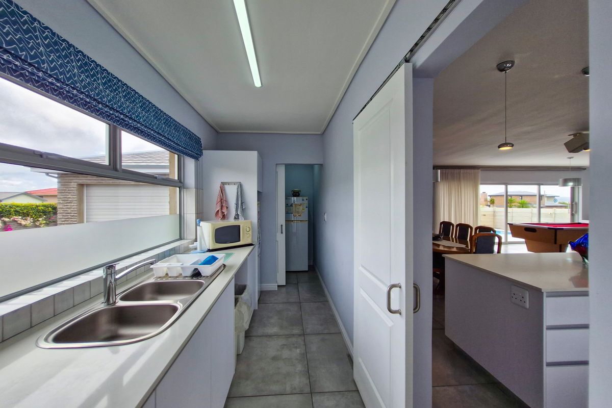 Modern home with Quality Finishes - Photo 5