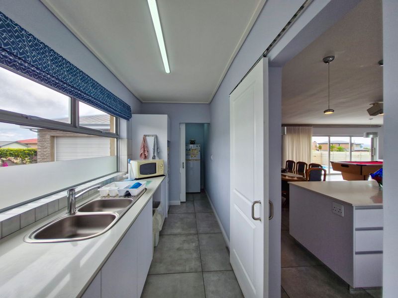 Modern home with Quality Finishes - Photo 5