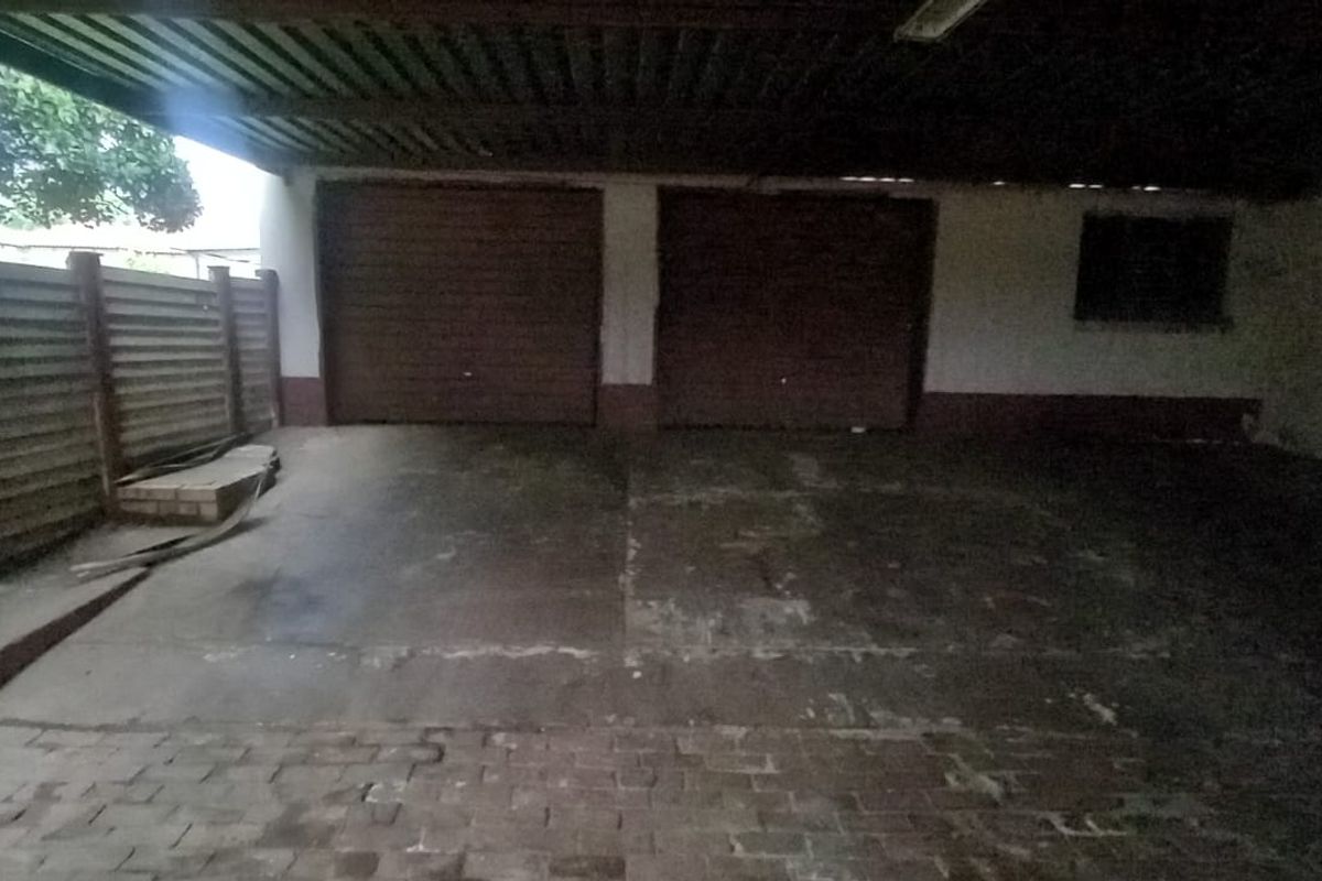 "Spacious 3-bedroom house in Danville, Pretoria West, with modern finishes and a beautiful garden." - Photo 4