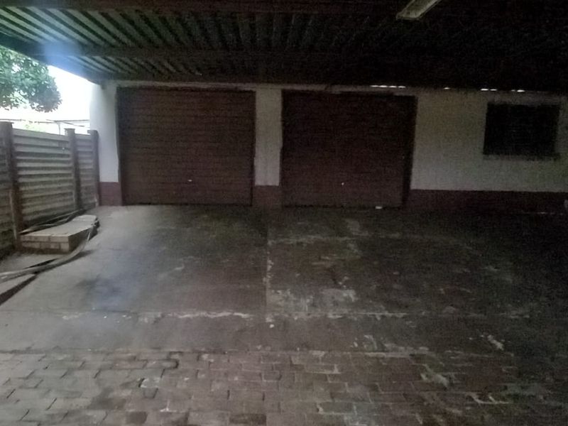 "Spacious 3-bedroom house in Danville, Pretoria West, with modern finishes and a beautiful garden." - Photo 4