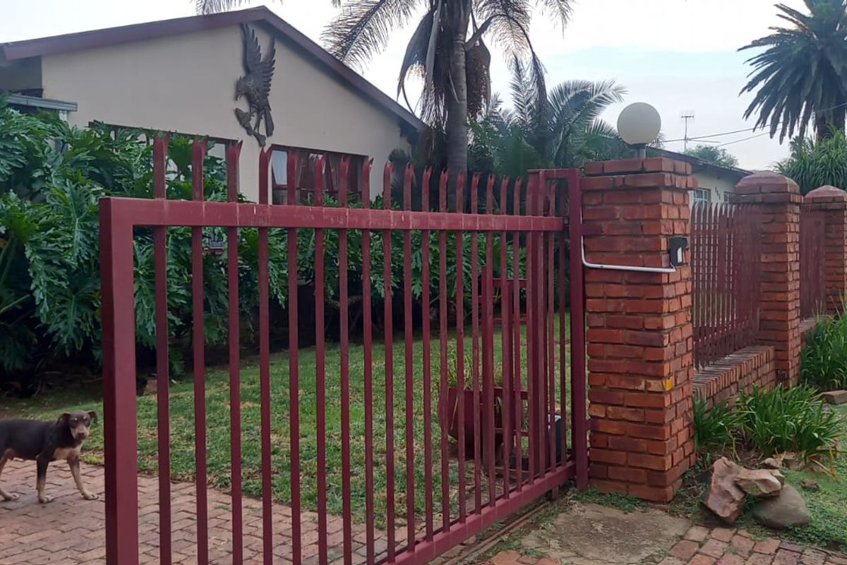 "Spacious 3-bedroom house in Danville, Pretoria West, with modern finishes and a beautiful garden." - Photo 2