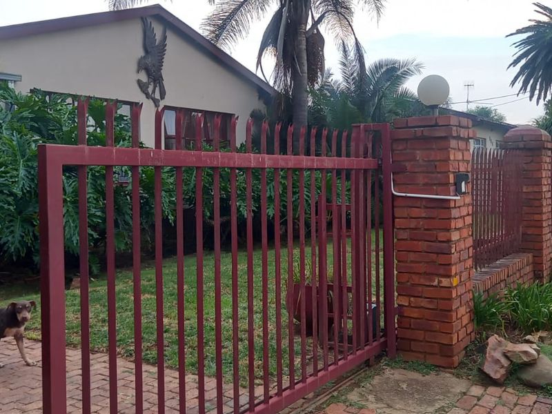 "Spacious 3-bedroom house in Danville, Pretoria West, with modern finishes and a beautiful garden." - Photo 2