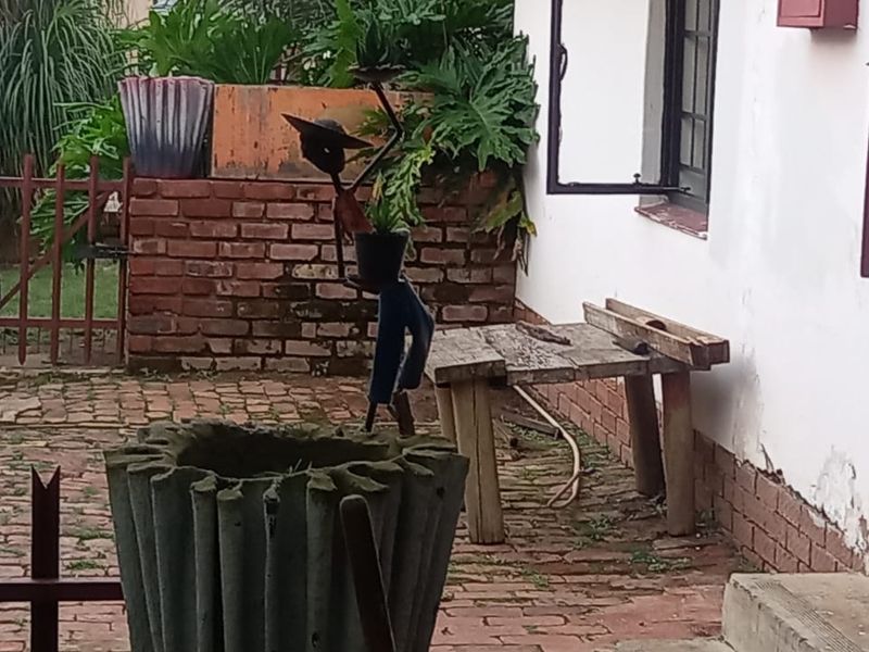 "Spacious 3-bedroom house in Danville, Pretoria West, with modern finishes and a beautiful garden." - Photo 9