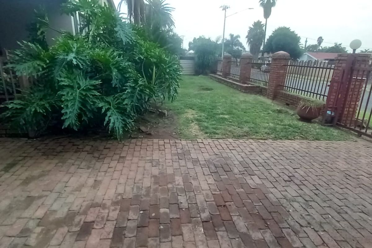 "Spacious 3-bedroom house in Danville, Pretoria West, with modern finishes and a beautiful garden." - Photo 3