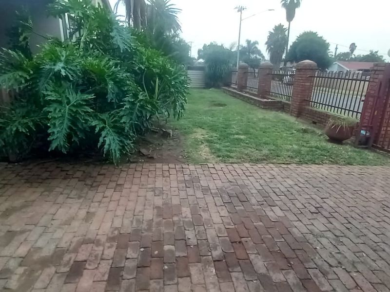 "Spacious 3-bedroom house in Danville, Pretoria West, with modern finishes and a beautiful garden." - Photo 3