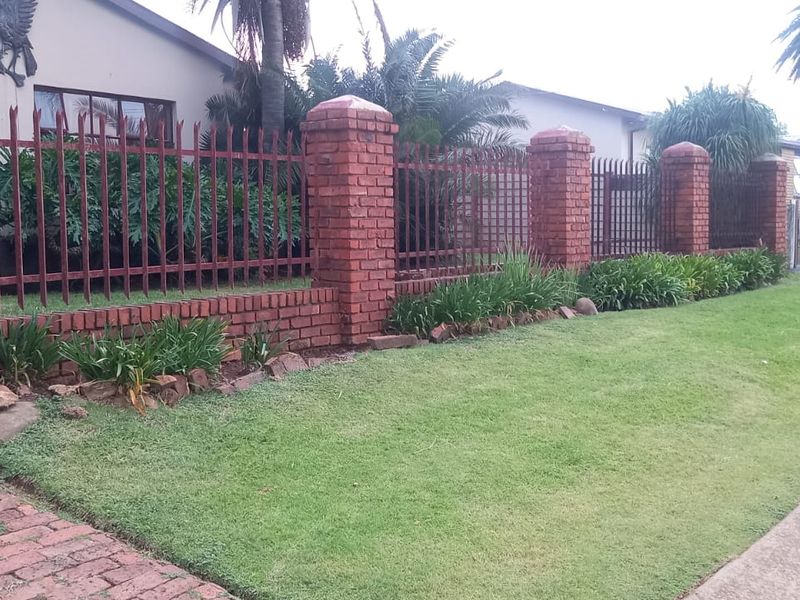 "Spacious 3-bedroom house in Danville, Pretoria West, with modern finishes and a beautiful garden." - Photo 1