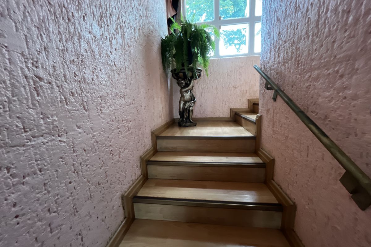 Immaculate Family Residence in Sought-After Montrose 🌟 - Photo 5