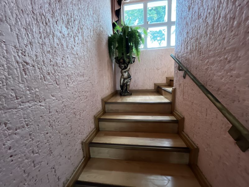 Immaculate Family Residence in Sought-After Montrose 🌟 - Photo 5