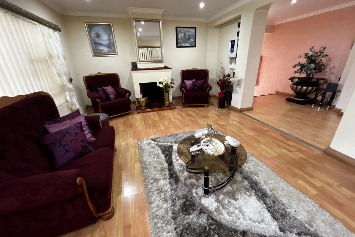 Immaculate Family Residence in Sought-After Montrose 🌟 - Photo 3