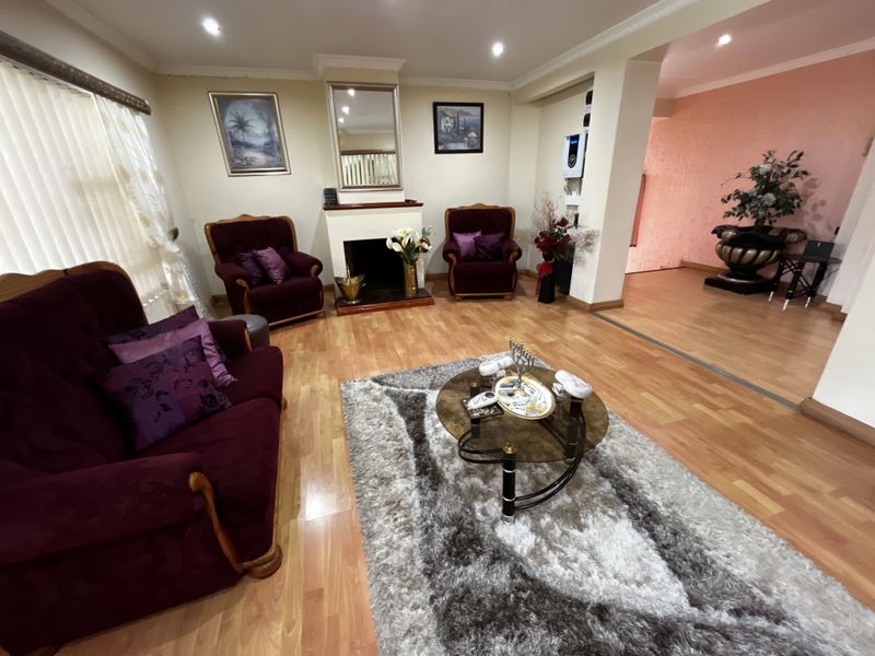 Immaculate Family Residence in Sought-After Montrose 🌟 - Photo 3