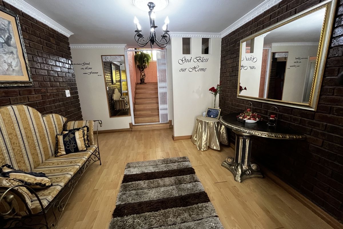 Immaculate Family Residence in Sought-After Montrose 🌟 - Photo 2