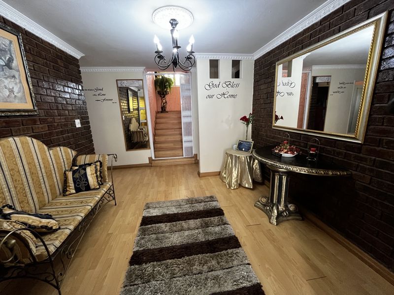 Immaculate Family Residence in Sought-After Montrose 🌟 - Photo 2