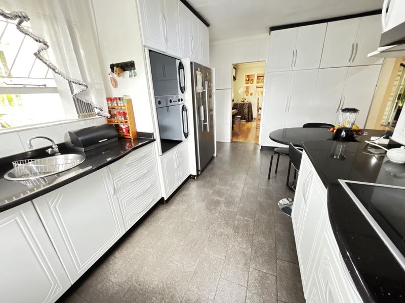 Immaculate Family Residence in Sought-After Montrose 🌟 - Photo 10