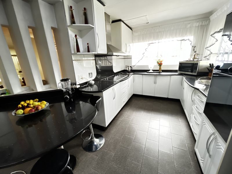 Immaculate Family Residence in Sought-After Montrose 🌟 - Photo 9