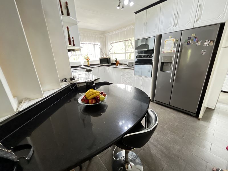 Immaculate Family Residence in Sought-After Montrose 🌟 - Photo 8