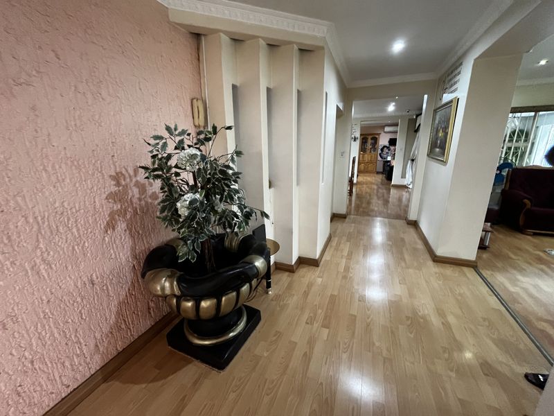 Immaculate Family Residence in Sought-After Montrose 🌟 - Photo 7