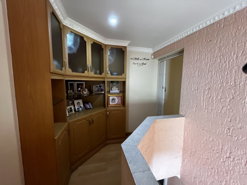 Immaculate Family Residence in Sought-After Montrose 🌟 - Photo 6